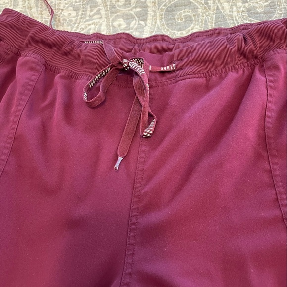 Med Couture scrub set burgundy wine top size 3x bottoms size 2x joggers - Picture 4 of 7